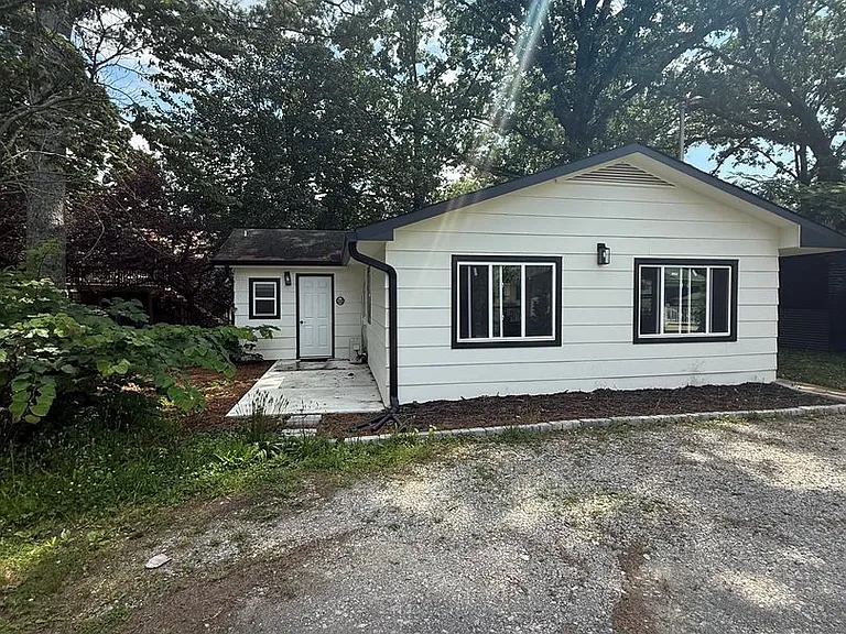 1022 Givens Rd — Photo 1