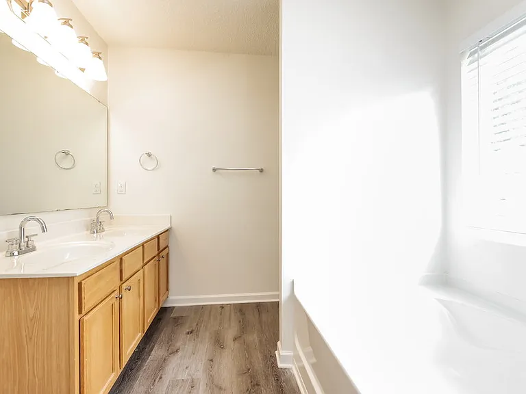 555 River View Dr — Photo 13