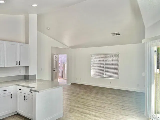 2 bed, 989 sqft, $1,900 — Photo 4