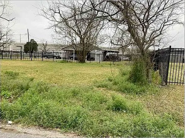 2905 Des Chaumes St, Houston, TX 77026