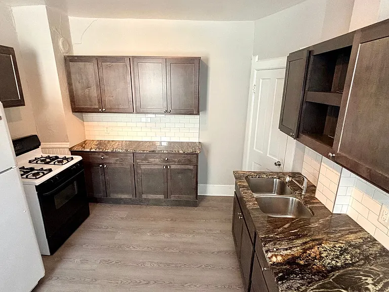 1207 E Kane Pl — Photo 2