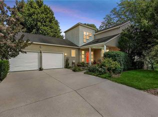 1902 Woodberry Ct, Iowa City, IA 52246