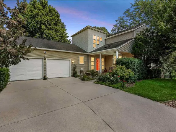 1902 Woodberry Ct, Iowa City, IA 52246