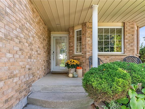 3rd image of 214 Dartmoor Cres
