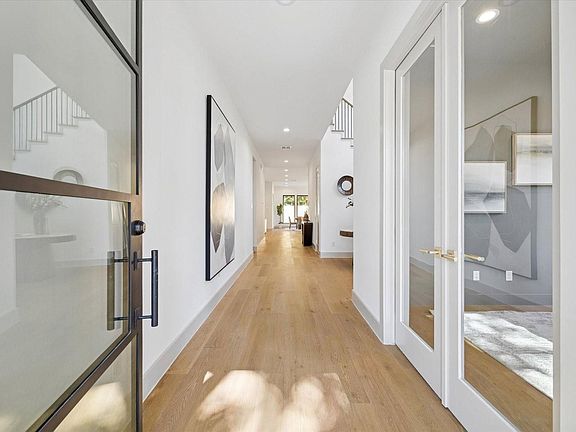 4th image of 910 W 41st St