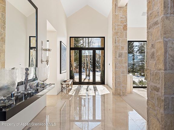 3rd image of 372 Sunnyside Ln