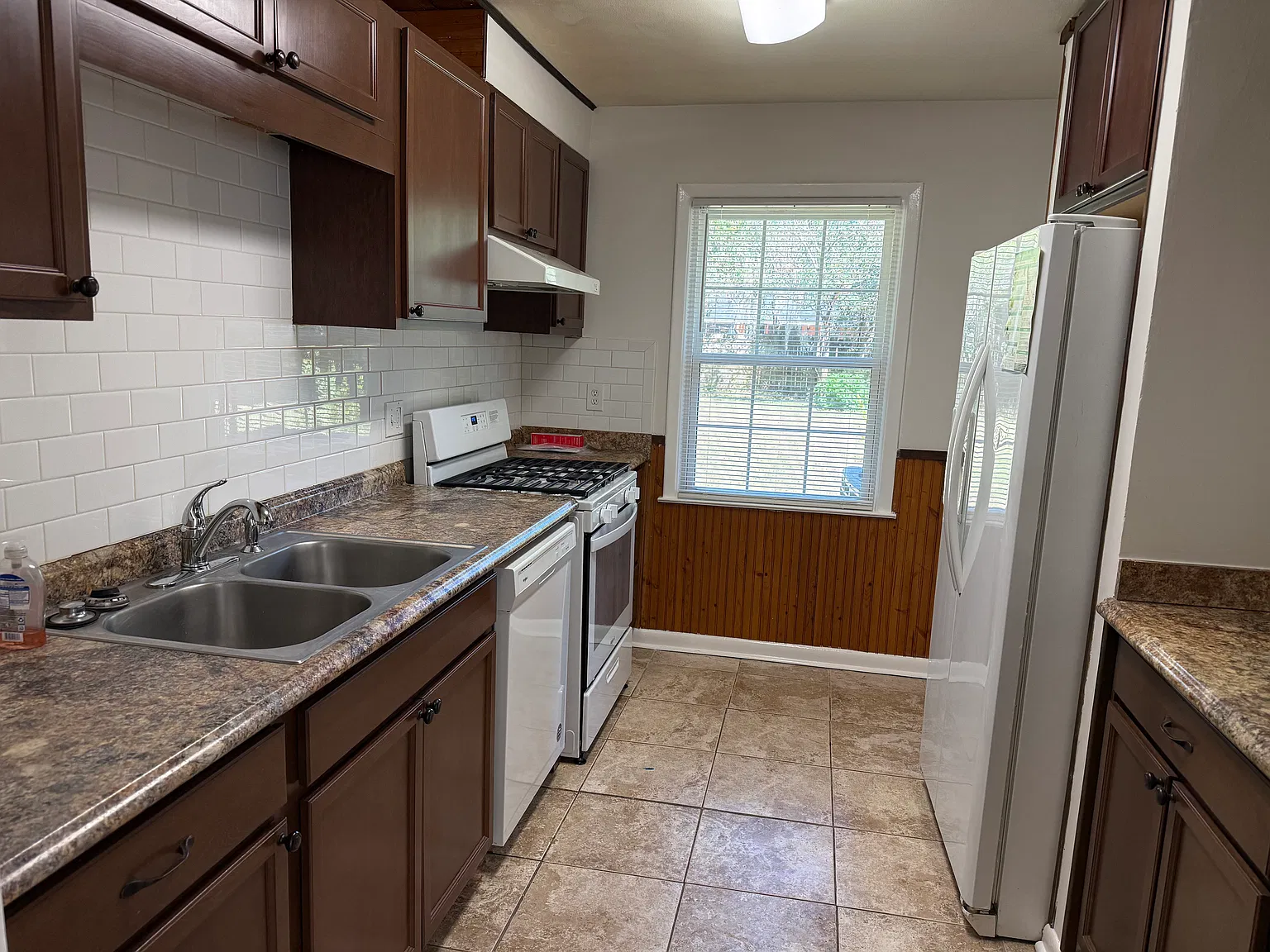 126 Van Nuys Blvd — Photo 2