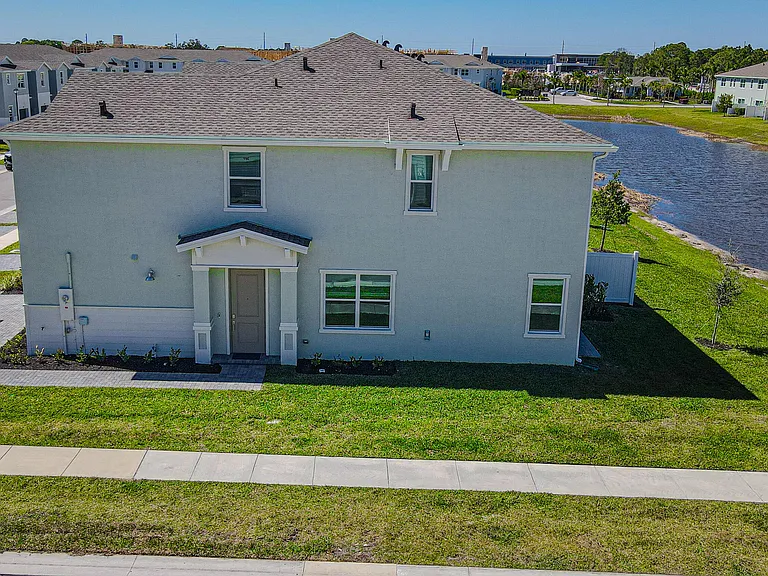 503 SE Rivergrass St — Photo 6
