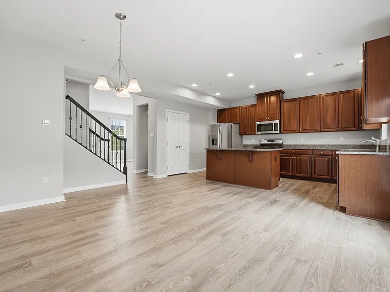 202 Pointe View Dr — Photo 9