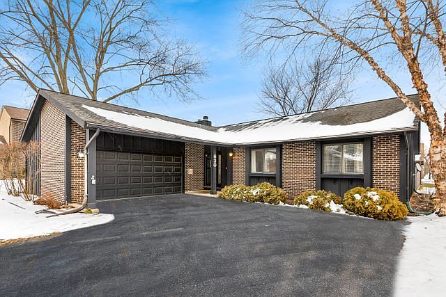 1st image of 630 Lakeview Ct