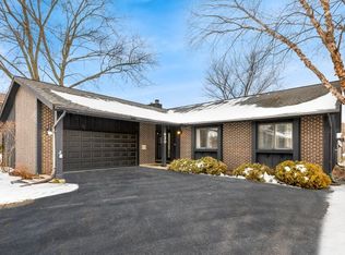 630 Lakeview Ct, Roselle, IL 60172