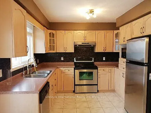 22 Clairfields Dr W #MAIN — Photo 4
