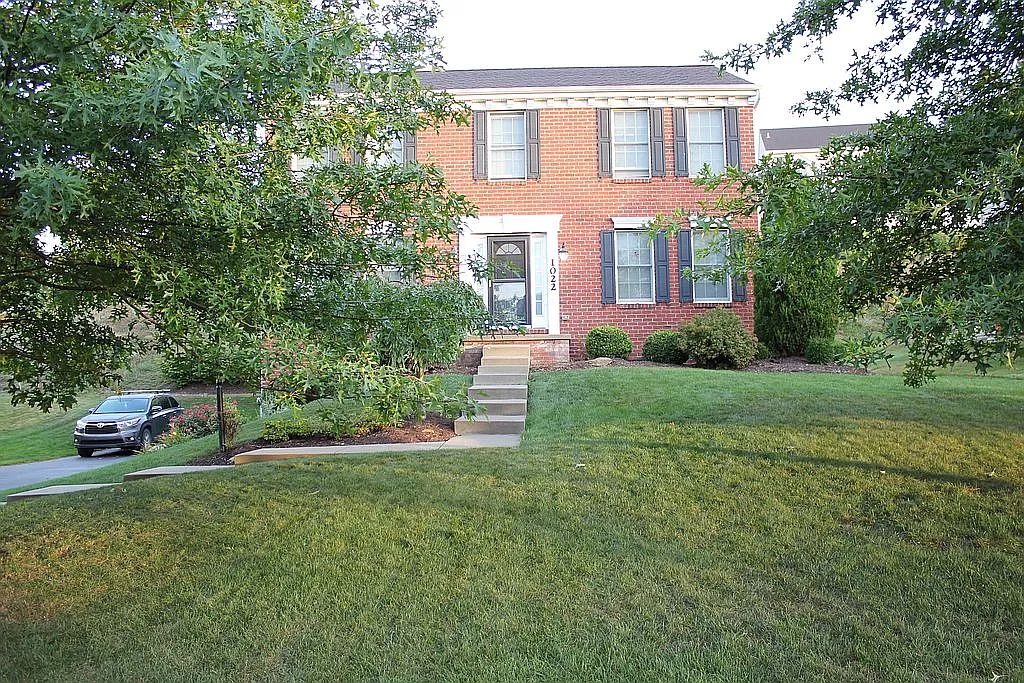 1022 Mayfair Dr photo 1