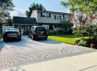 38 High Ln, Levittown, NY 11756