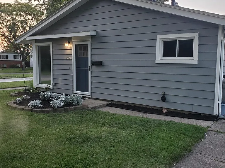 36250 Hazelwood St — Photo 2