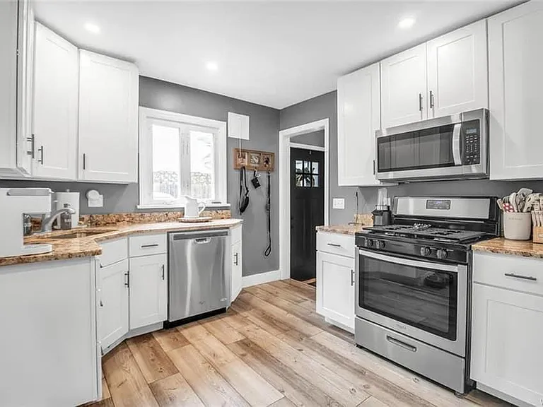 265 Perry St — Photo 7