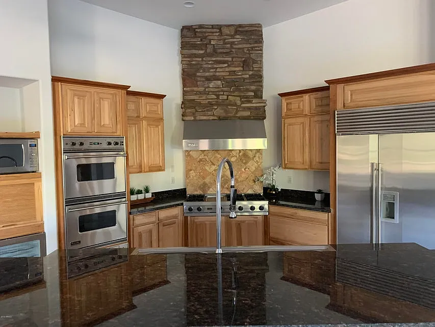 5 bed, 5257 sqft, $9,500 — Photo 4