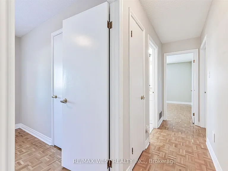 139 Carmen Cres — Photo 12