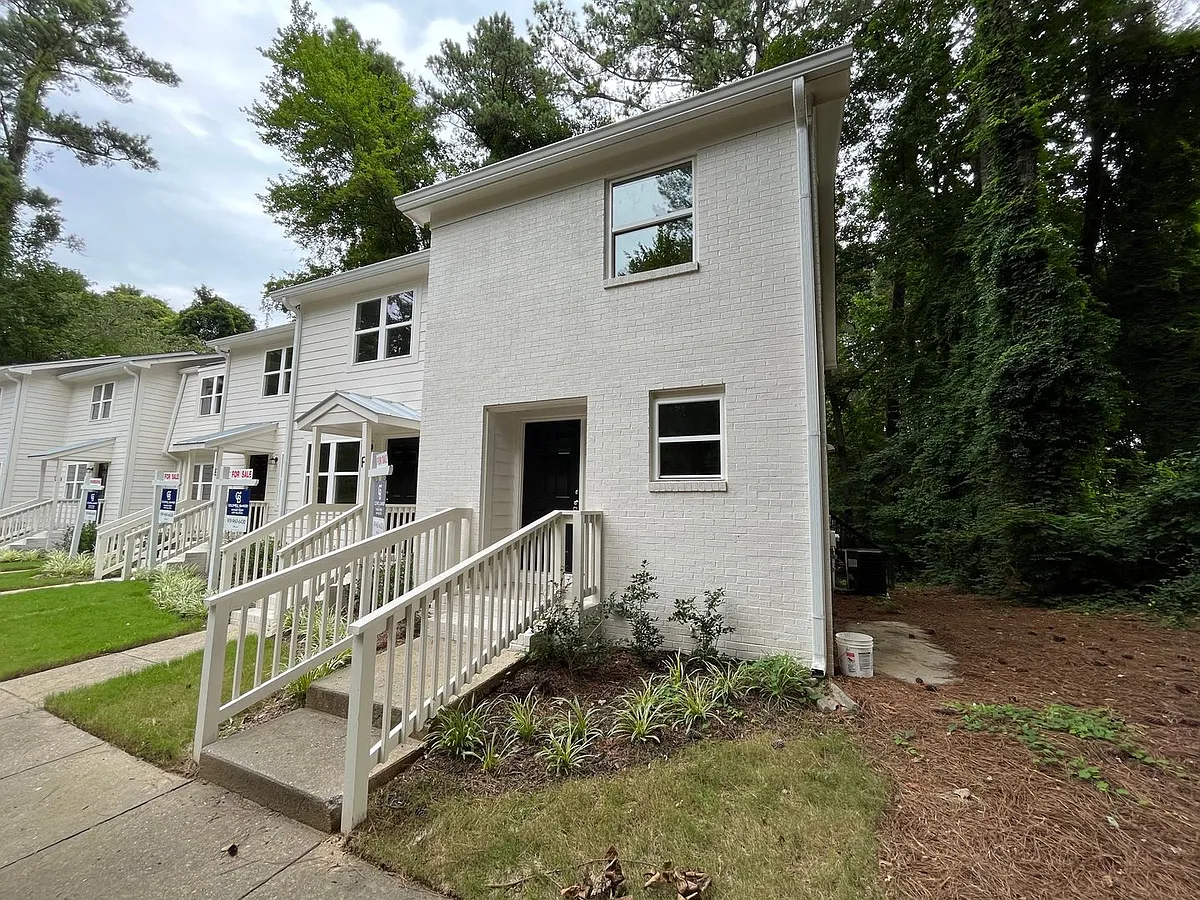 Building Photo - 212 N Peartree Ln #G