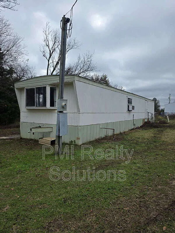 2 bed, 1.0 bath, 784 sqft, $850 — Photo 2