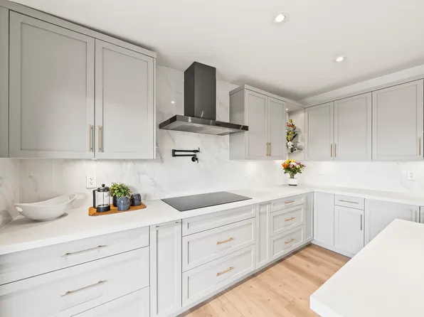 501 55a St, Delta, BC V4M 3M2