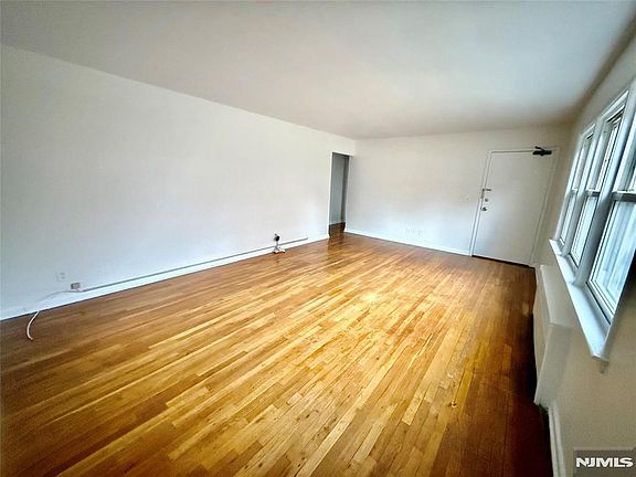 5th image of 293 Bogert Rd