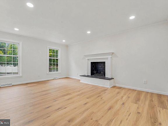 5th image of 704 Crooked Ln