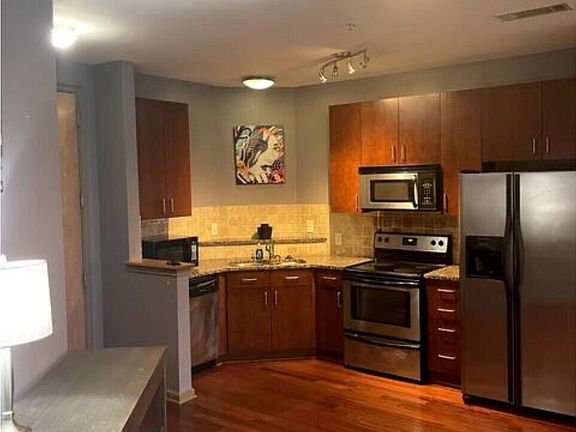 3rd image of 898 Oak St #3423