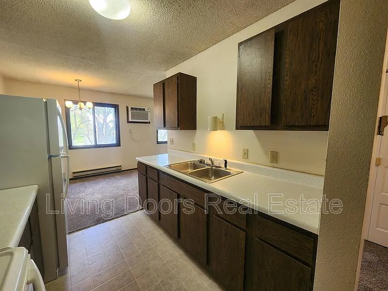 2 bed, 1.0 bath, $800 — Photo 3
