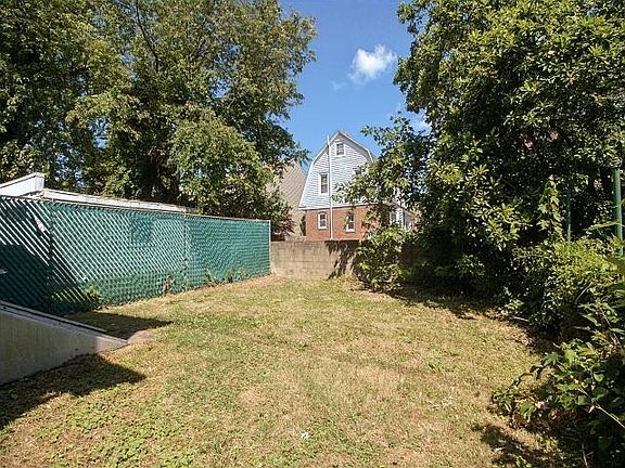 2nd image of 917 Bedford Ave