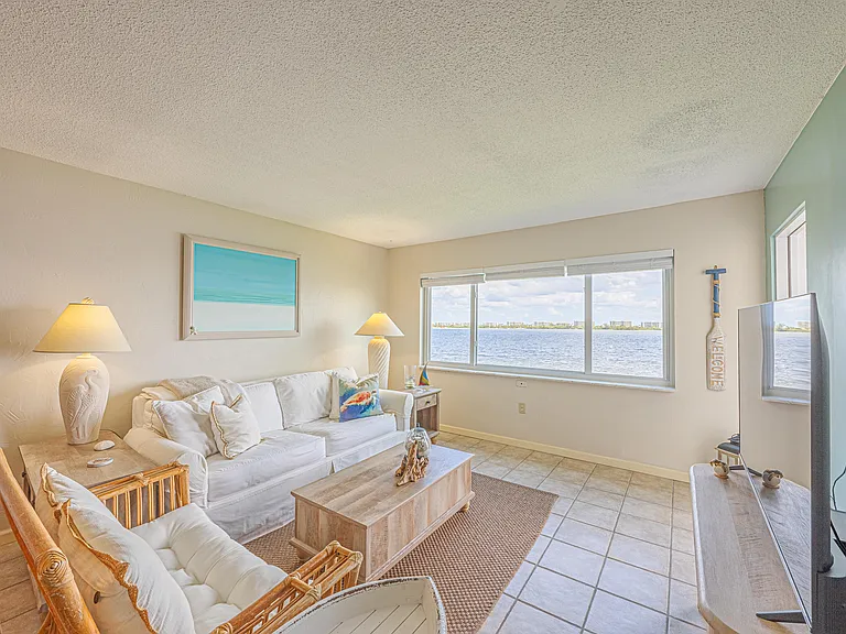 1516 S Lakeside Dr #203 — Photo 2