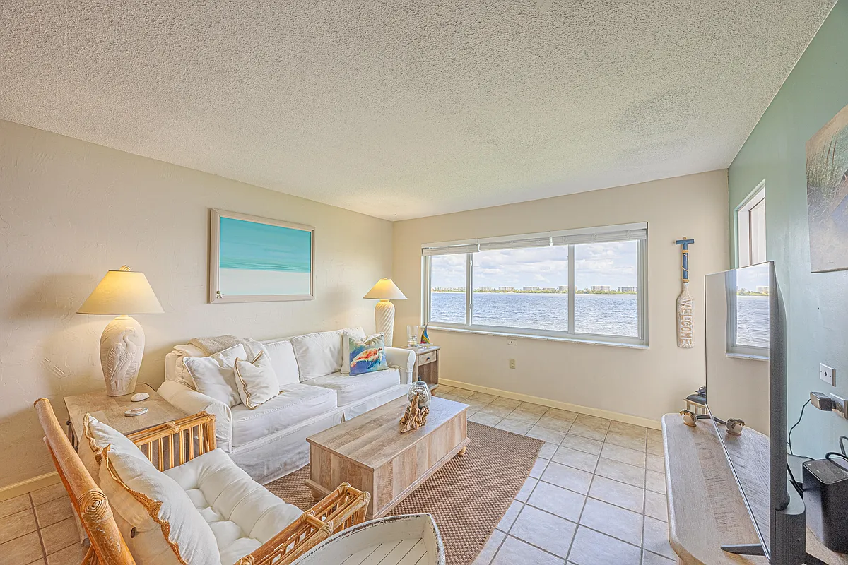 Building Photo - 1516 S Lakeside Dr #203