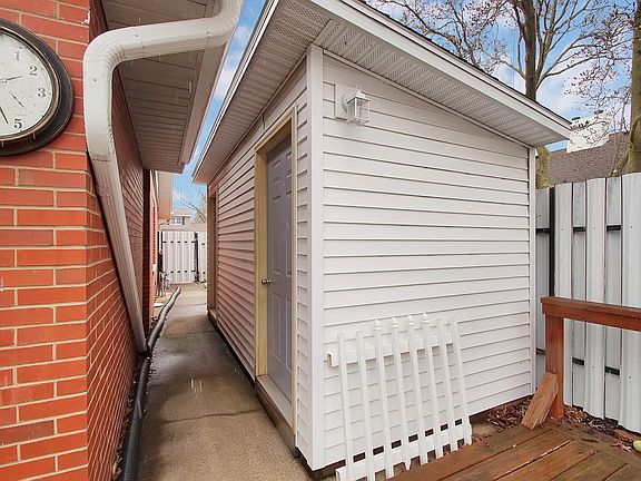 5th image of 1112 W Burnside Dr