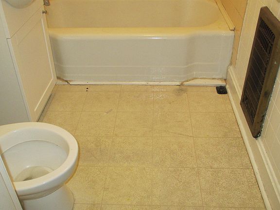 3rd image of 1473 Golf Club Ln