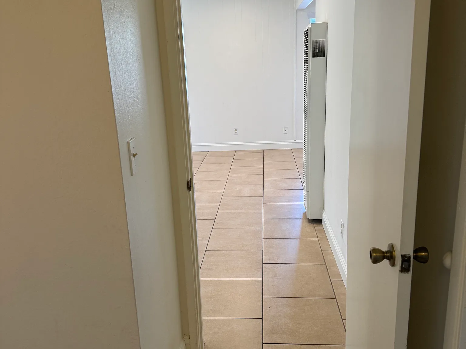 3 bed, 1.5 bath, 1050 sqft, $3,925 — Photo 3