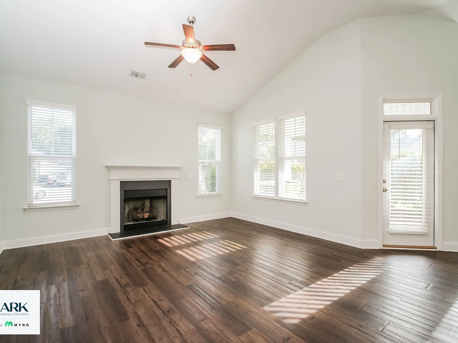 3 bed, 2.0 bath, 1622 sqft, $1,749 — Photo 2