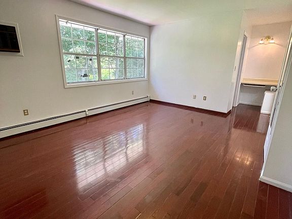 5th image of 73 Brookside Dr W