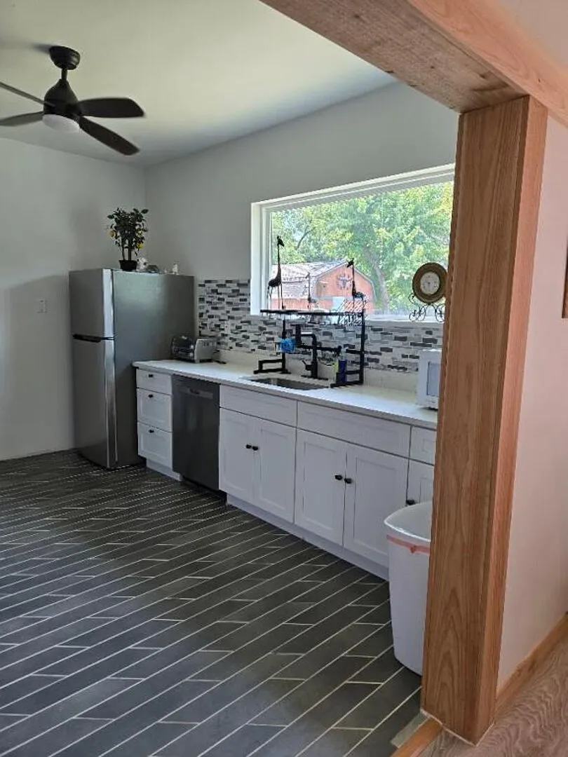 Lindy Ln House — Photo 1