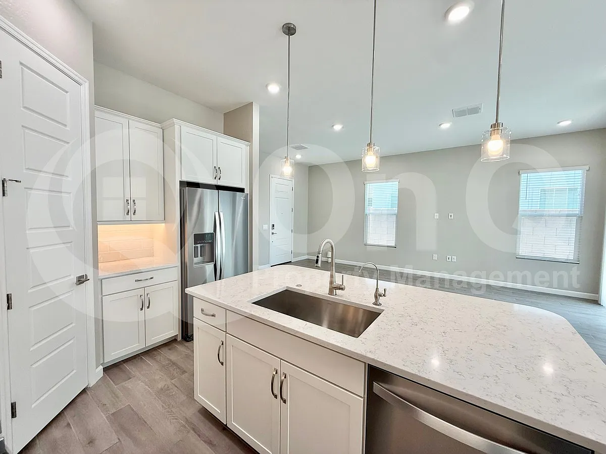 3 bed, 2.5 bath, 1958 sqft, $3,250 — Photo 4