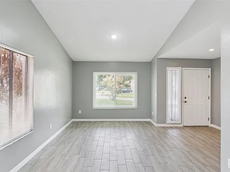 1431 Sackett Cir — Photo 2