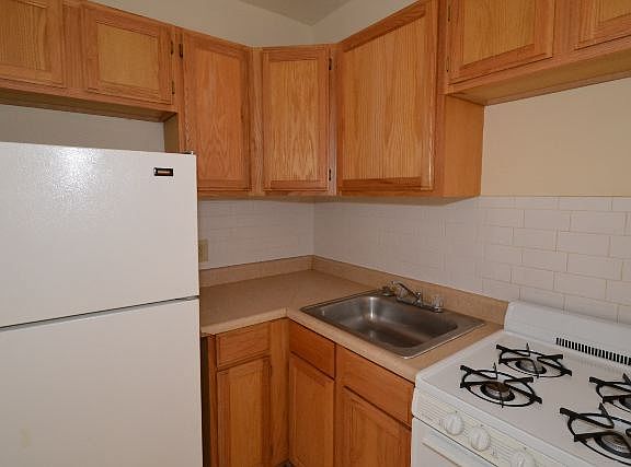 3rd image of 3121 N Hamlin Ave Unit G4