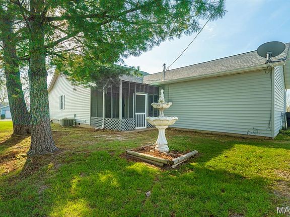 4th image of 631 Saint David St