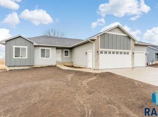 905 N McCormick St, Lennox, SD 57039