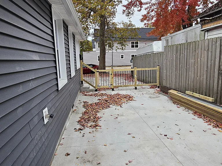 2218 W 30th St — Photo 16