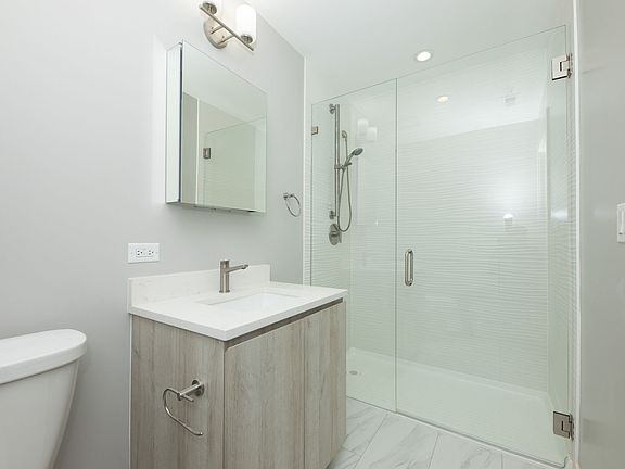 5th image of 913 W School St #502