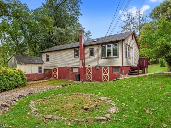 1 Madison Trl, Hopatcong, NJ 07843