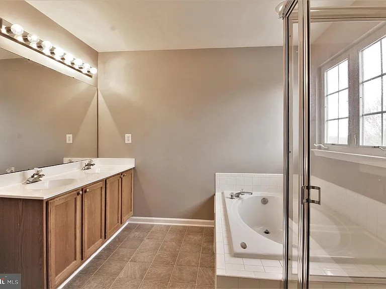 10707 Croydon Ct — Photo 14