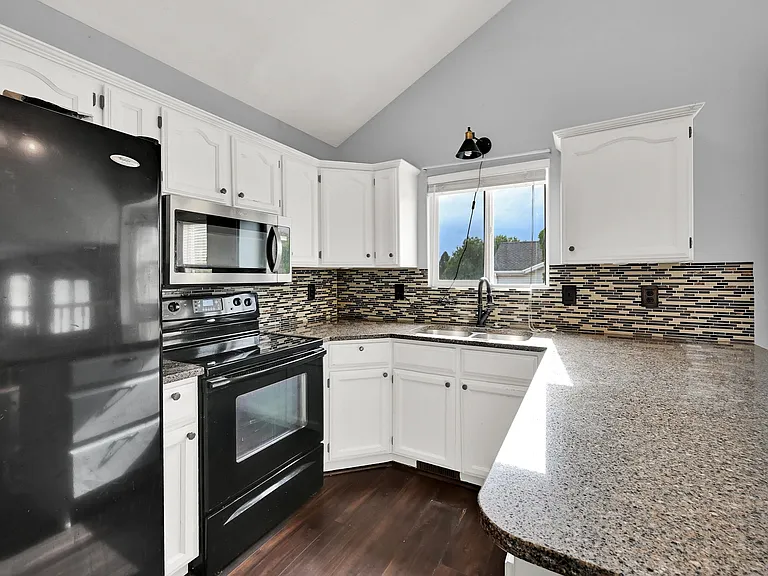 5991 S 3260 W — Photo 12