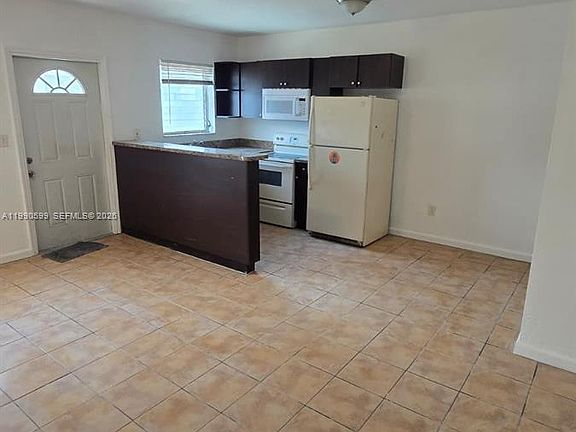 4th image of 16131 NE 19th Pl APT 3