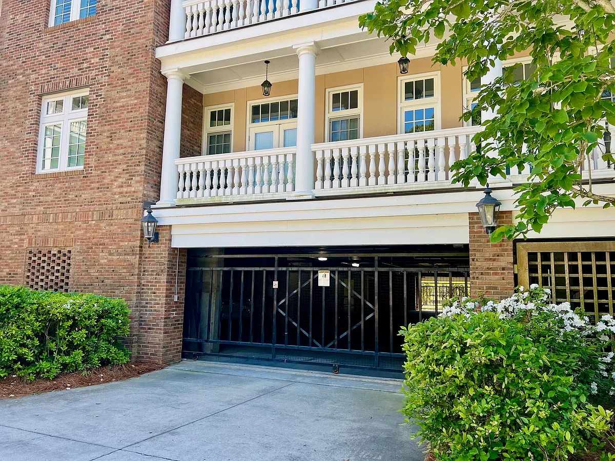 Building Photo - 144 Fairbanks Oak Aly #4A